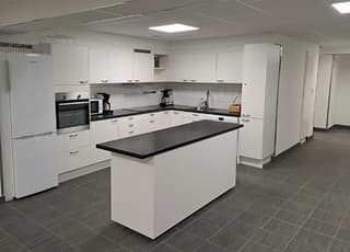 Köksdel i stora fritidslokalen på Albinsrogatan 37.